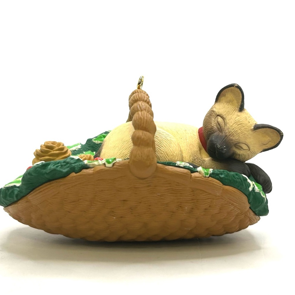 🎄Hallmark Keepsakes Cat Nap 96 Collectable Siamese Cat Basket Christmas Ornament